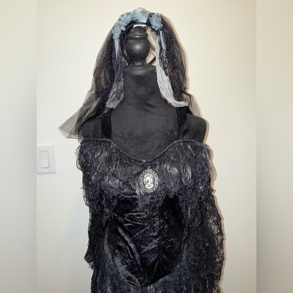 Cementery Bride Strapless Black and Gray Dress - Picture 5 of 8